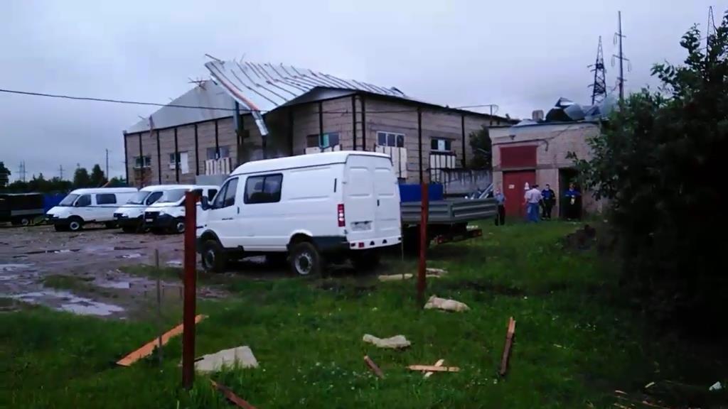 Ураган в Костроме снёс 18 деревьев и повредил газопровод