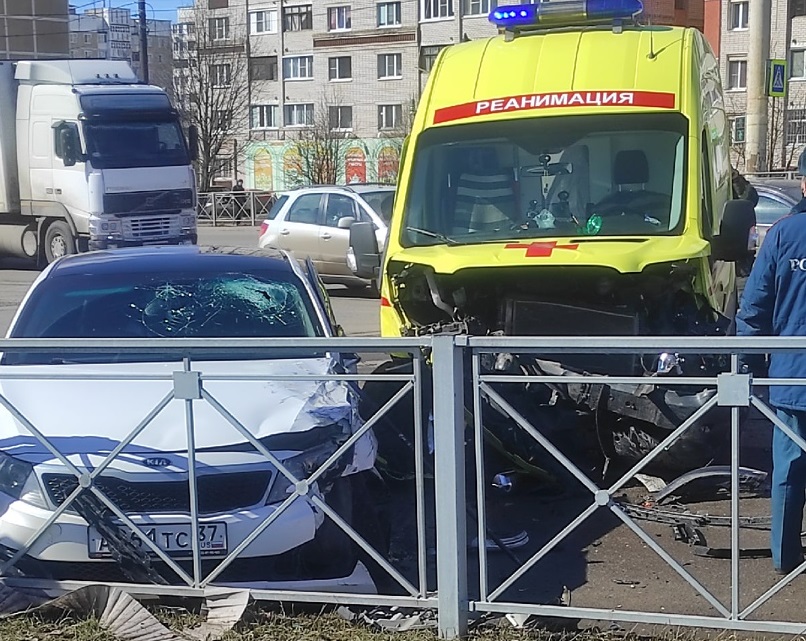 Легковой автомобиль протаранил «Скорую помощь» на перекрестке в Костроме
