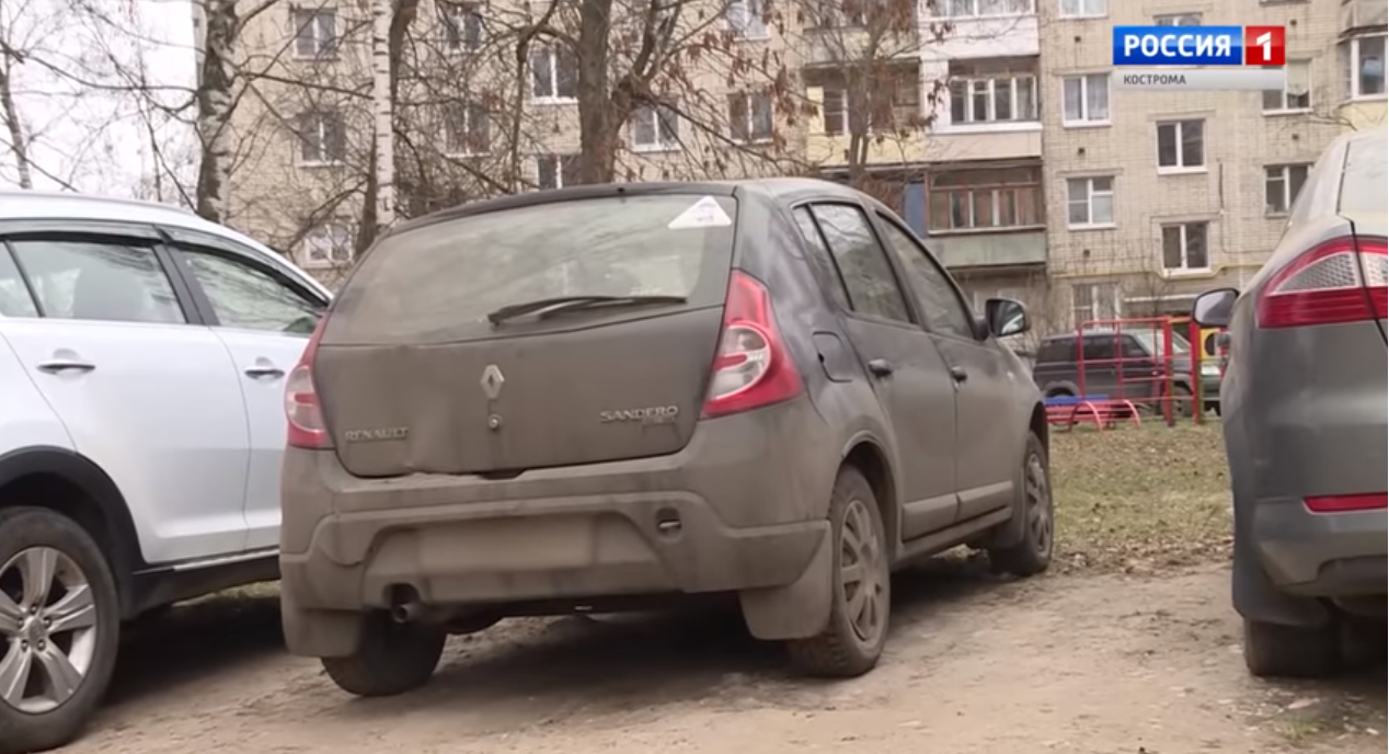 Костромским водителям смягчили наказание за парковку на газонах