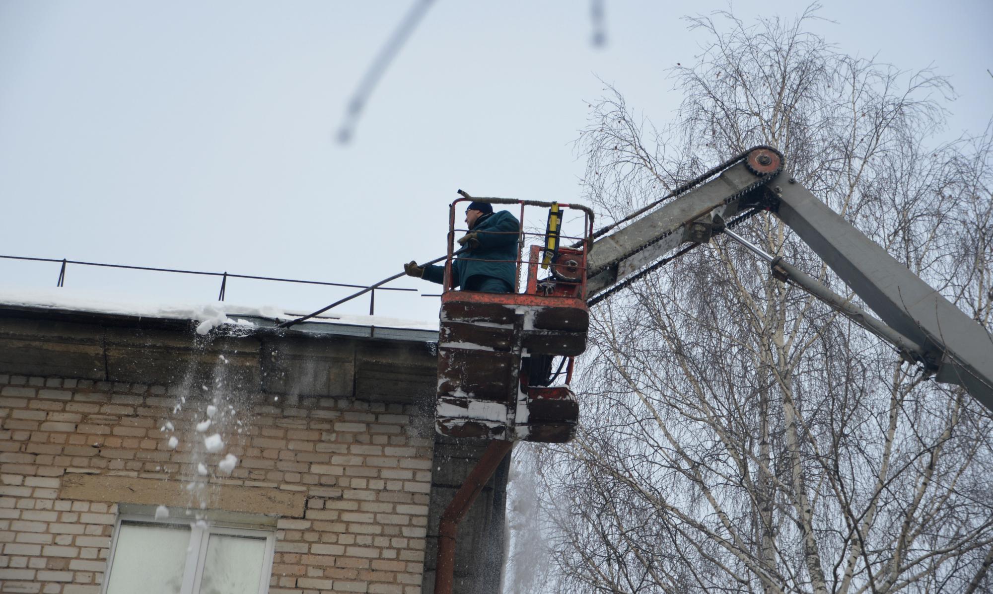 В Костромской области активизируют работы по уборке снега и наледи с крыш зданий