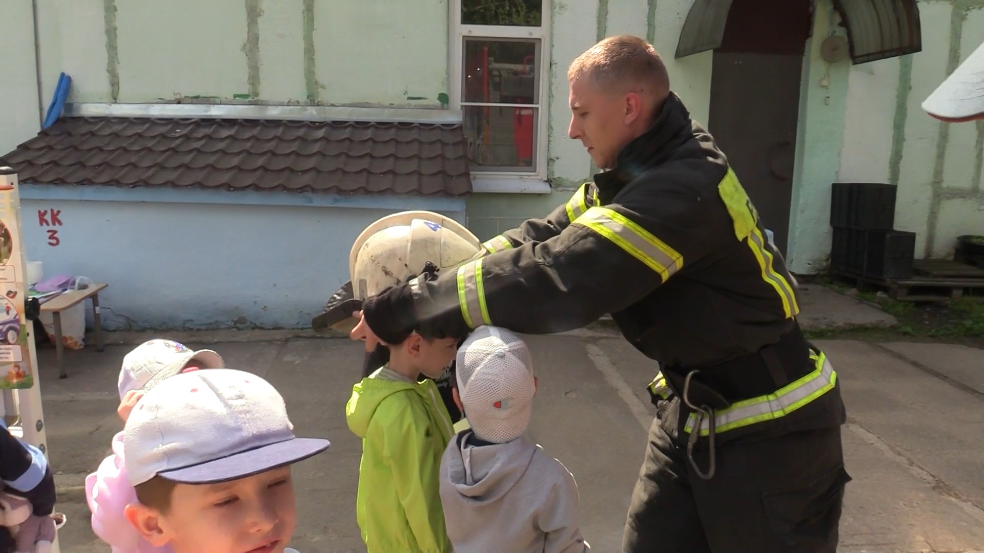 Костромским малышам играючи объяснили правила безопасности