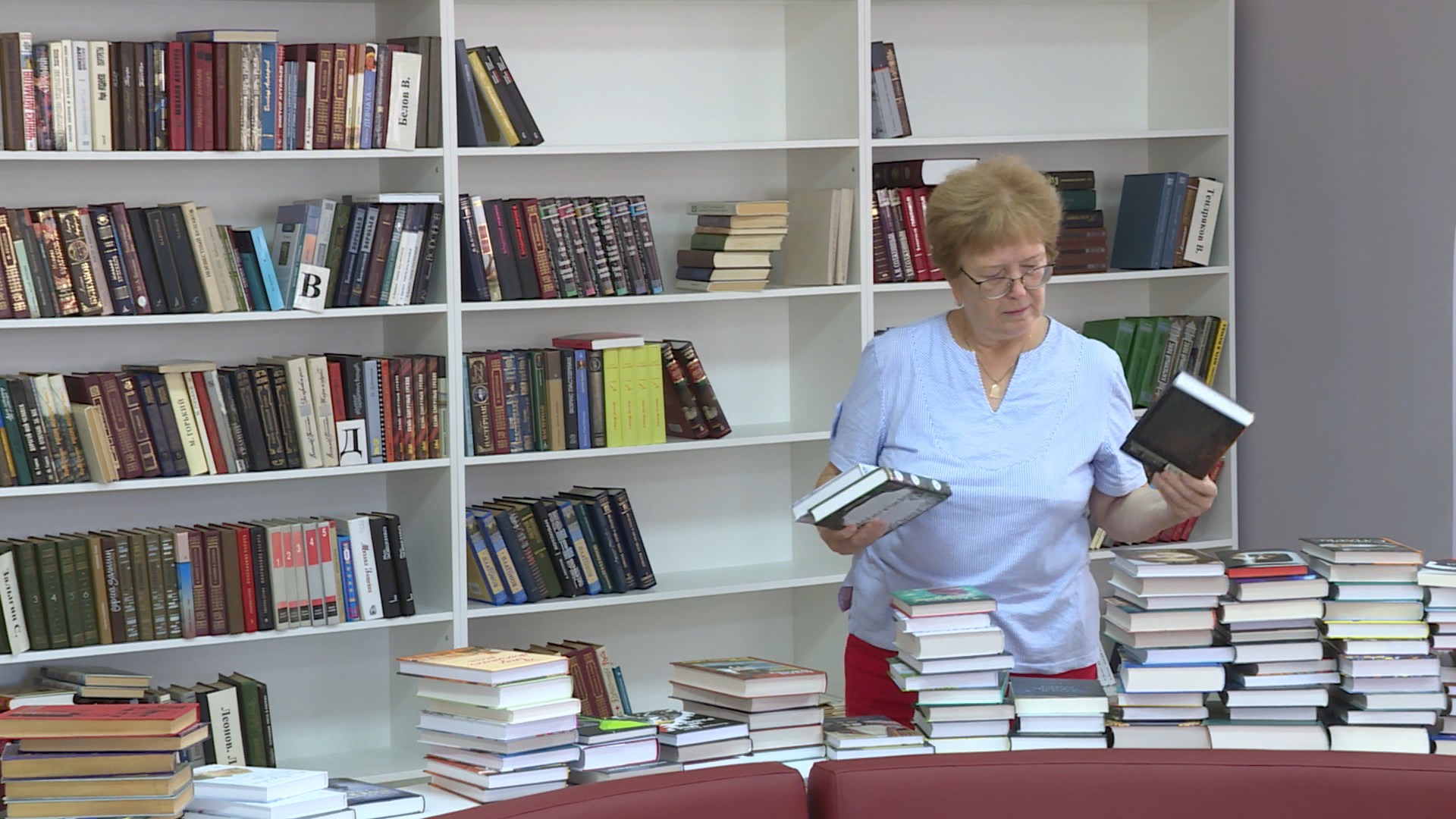 В первой модельной библиотеке Костромы начали расставлять книжки по полкам