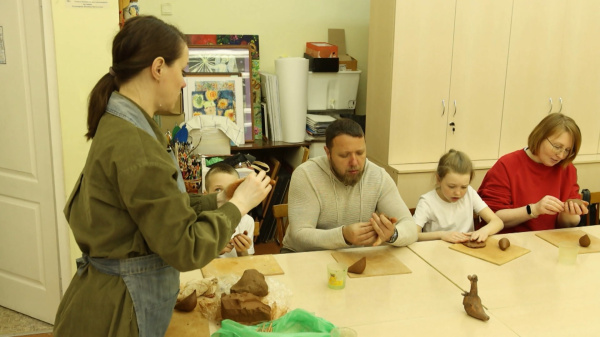 Юные костромичи и их родители смогли полепить из глины и смастерить льняных куколок