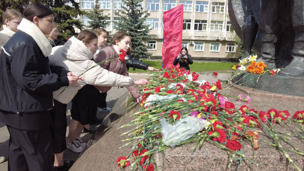 Школьники вместе с ветеранами возложили цветы к памятникам героям ВОВ в Костроме