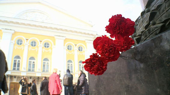 Актеры костромского драмтеатра традиционно возложили цветы к памятнику великого драматурга