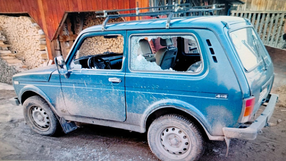В территориальном споре двух соседей в костромском поселке пострадал автомобиль