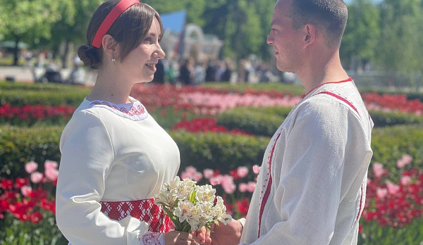 Ещё одна костромская пара заключила брак на центральной площади ВДНХ
