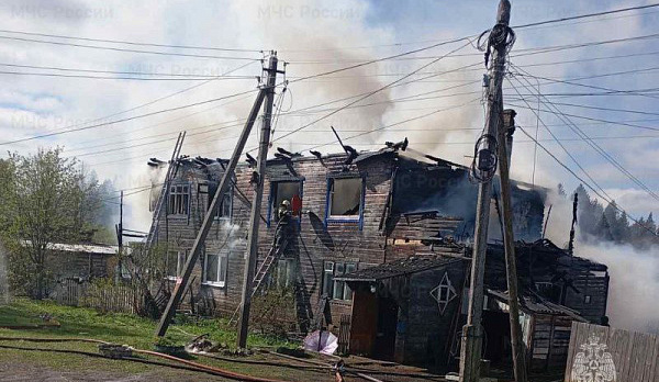 В костромском райцентре сгорел 4-квартирный жилой дом