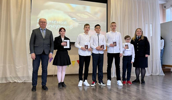 Юным активистам «Движения Первых» в Костроме вручили первые паспорта