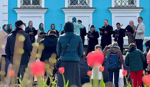 Возле Костромского кремля открылась Пасхальная ярмарка