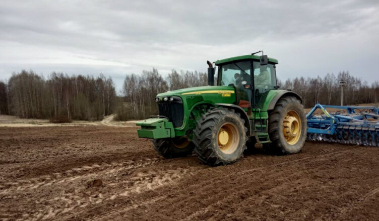 Механизированные бригады помогают костромским аграриям на работах в полях