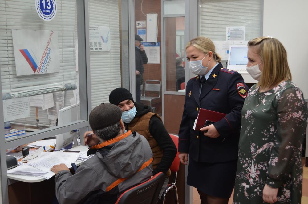 Полицейские проверили главный офис МФЦ в Костроме