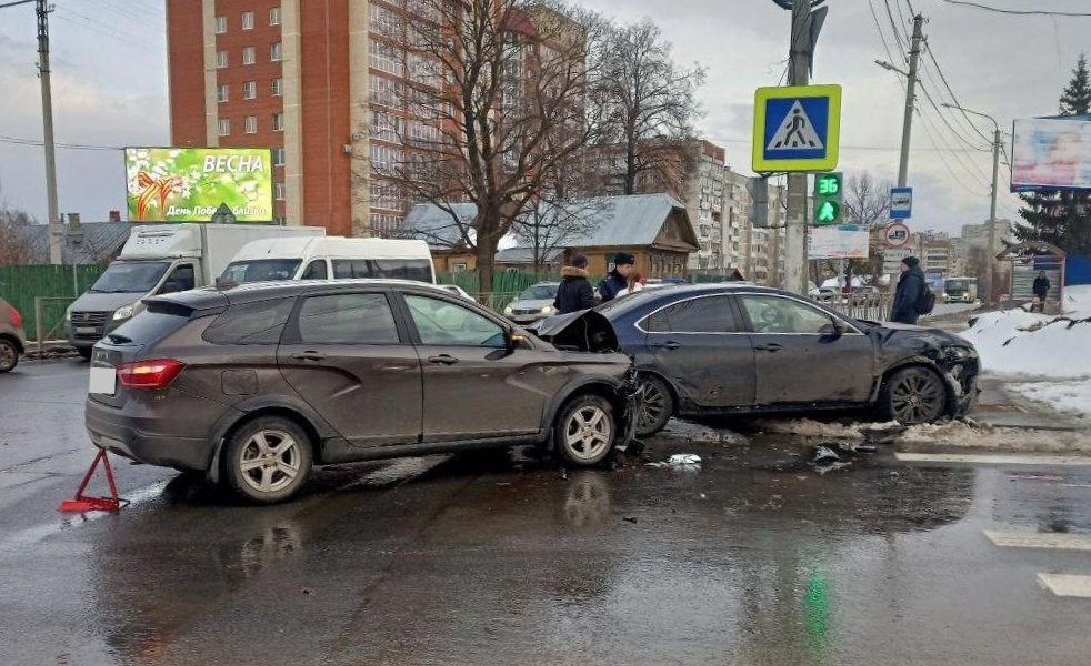 В автоаварии на костромском перекрёстке пострадала 7-летняя девочка