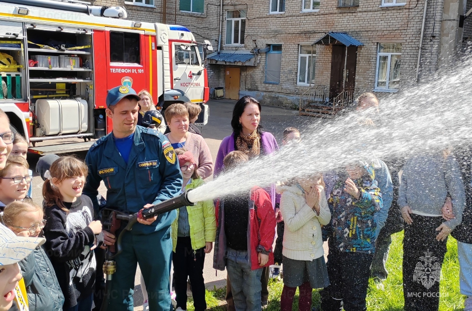 Воспитанники интерната для слабовидящих детей в Костроме пришли в восторг от визита пожарных