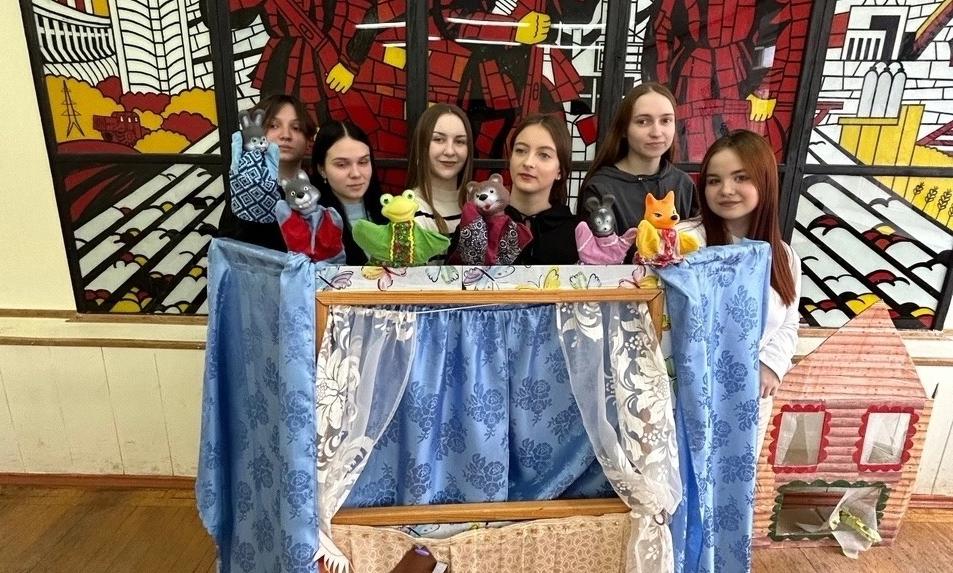 Будущие педагоги создали для маленьких костромичей кукольный театр