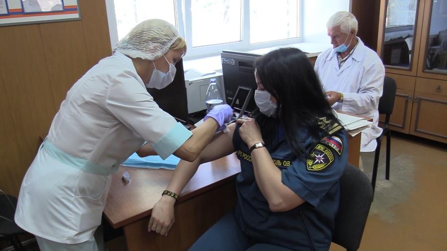 Каждый второй сотрудник МЧС в Костроме сделал прививку от коронавируса
