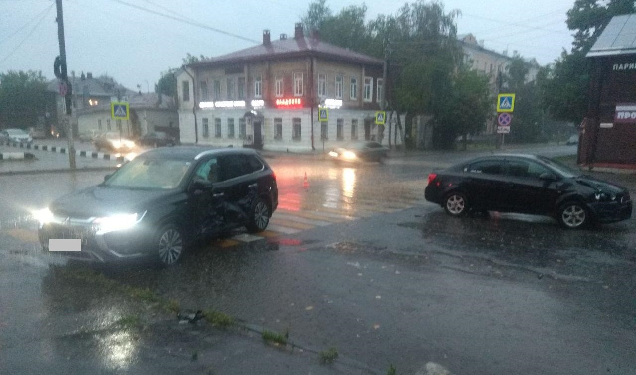 В столкновении автомобилей в Костроме пострадали девушки-пассажирки | ГТРК « Кострома»