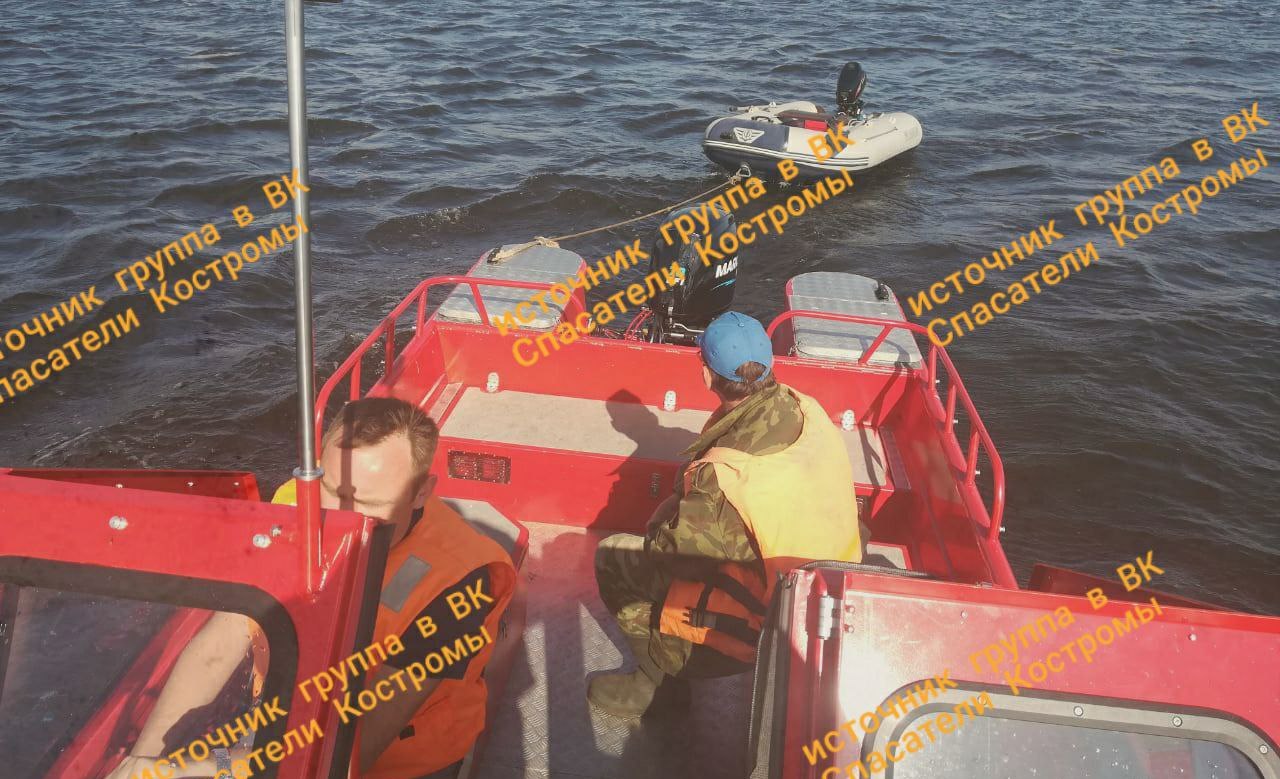Спасатели в Костроме помогли рыбаку на резиновой лодке выбраться на берег