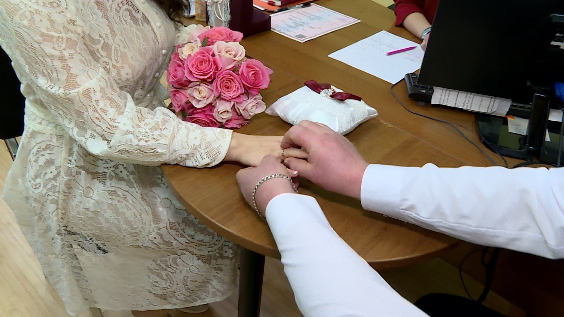 С начала года почти 1400 костромских пар официально создали семью