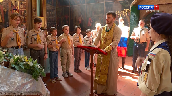 Костромские скауты помогают храму Воскресения на Дебре