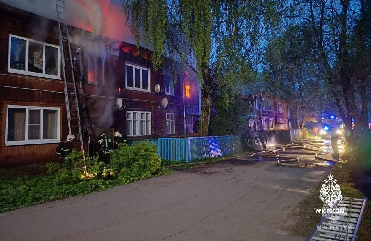 Три человека погибли во время пожара в деревянном доме в Костроме