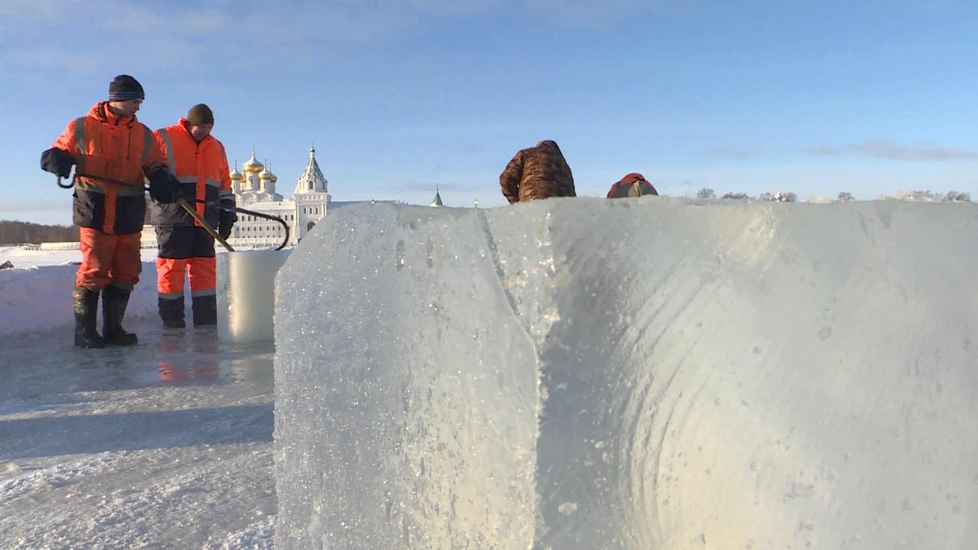 В Костроме начали заготавливать лед для фестиваля зимних скульптур
