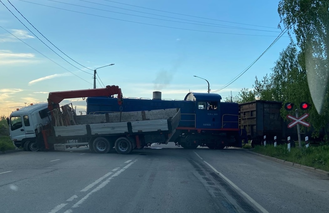 Локомотив протаранил грузовую машину на железнодорожном переезде в Костроме
