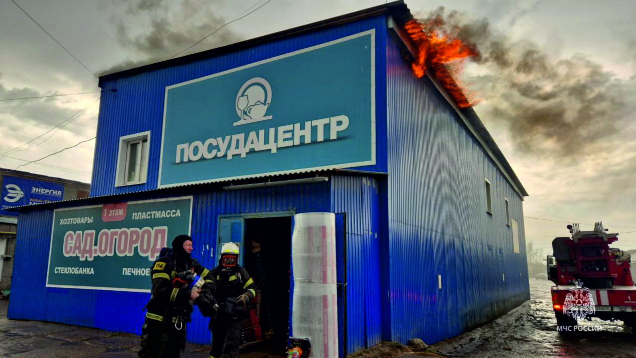 Спасатели МЧС оперативно потушили загоревшийся в Костроме склад