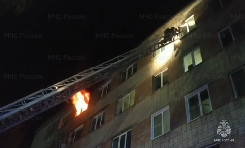 Из горящей многоэтажки в Костроме пожарные эвакуировали 40 человек