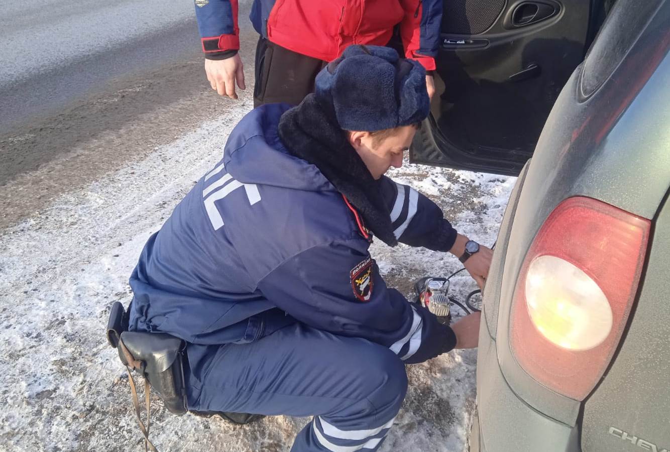 Отзывчивый автоинспектор не дал замёрзнуть водителю на трассе под Костромой