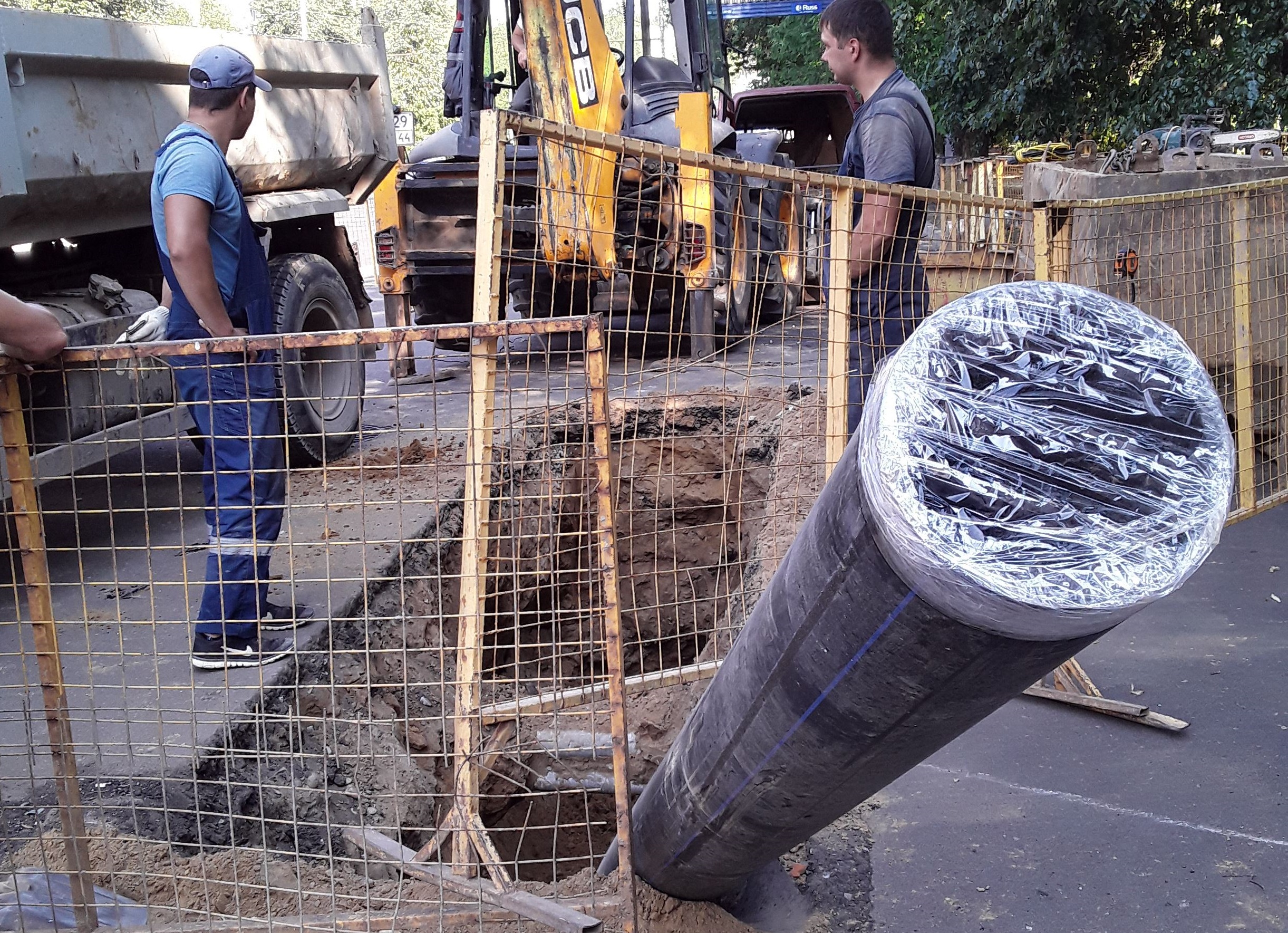 Вакуумные машины очищают канализационные колодцы Костромы