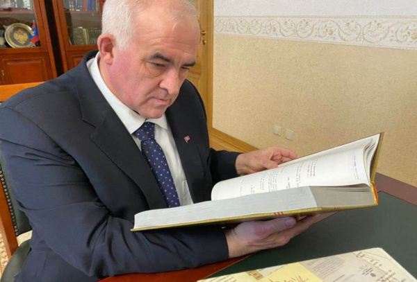 Сергей Ситников подарил костромской библиотеке книги о войне