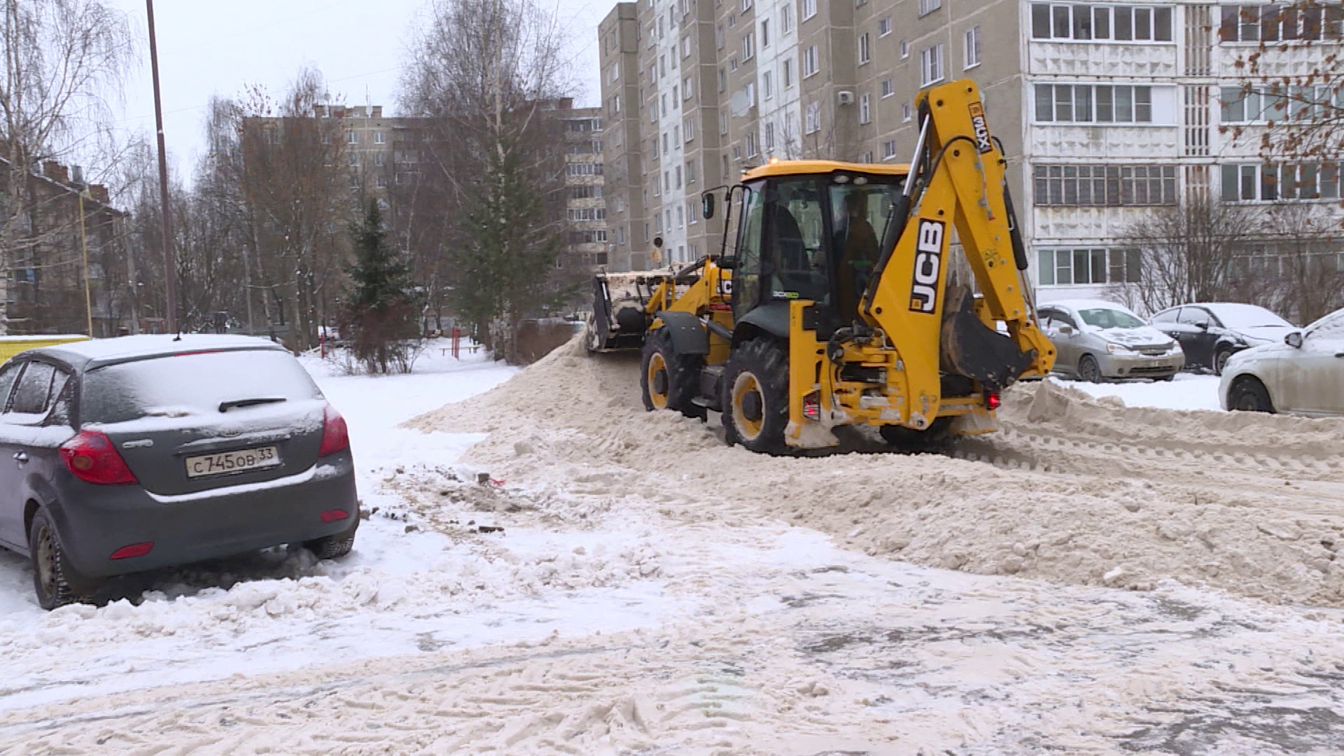 Почти в каждом втором дворе Костромы найден лишний снег