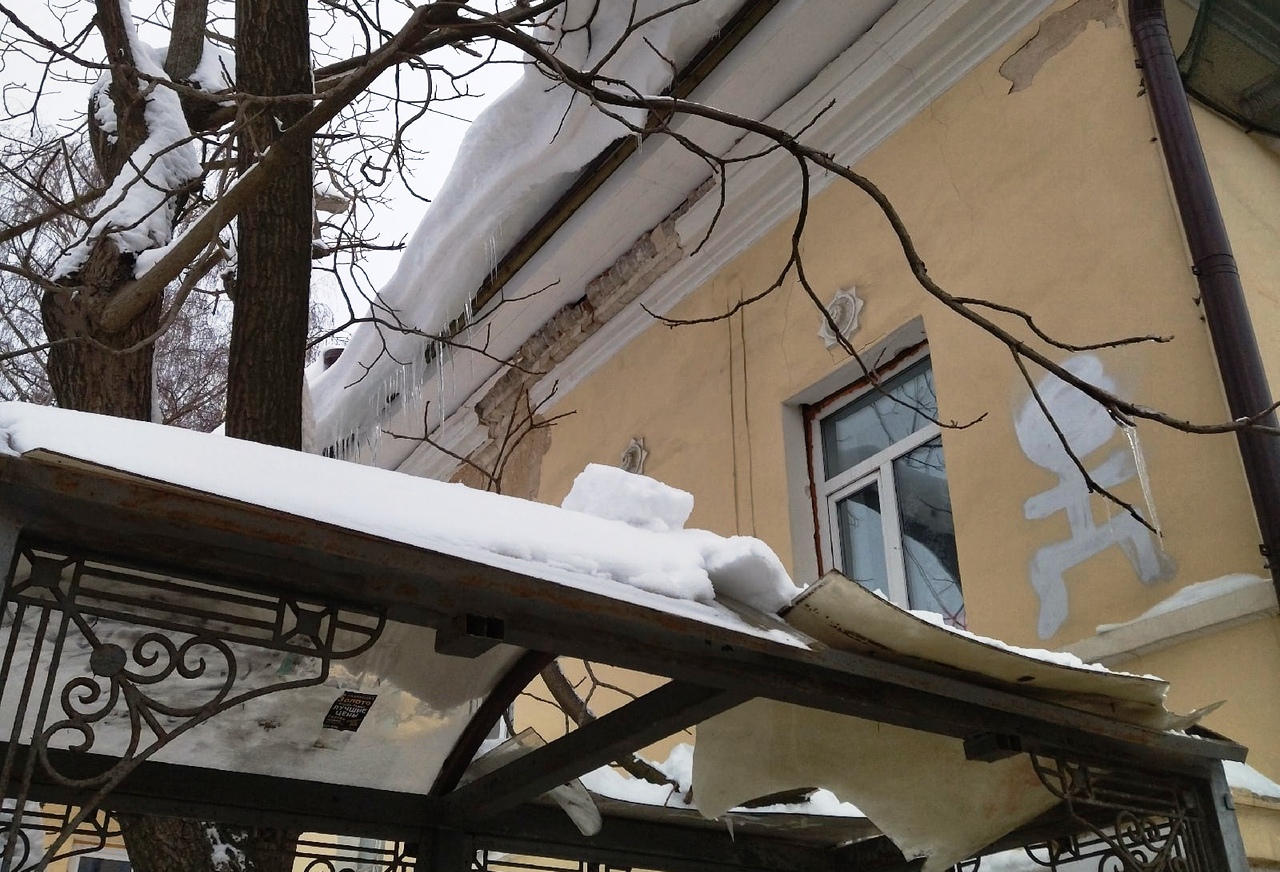 На остановку в центре Костромы рухнула глыба льда