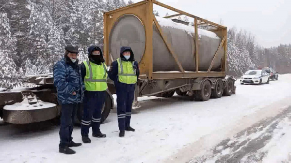 Полицейские не дали замерзнуть дальнобойщику на трассе в Костромской области
