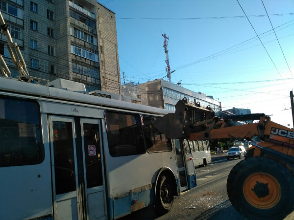 Бульдозер «боднул» рейсовый троллейбус в Костроме
