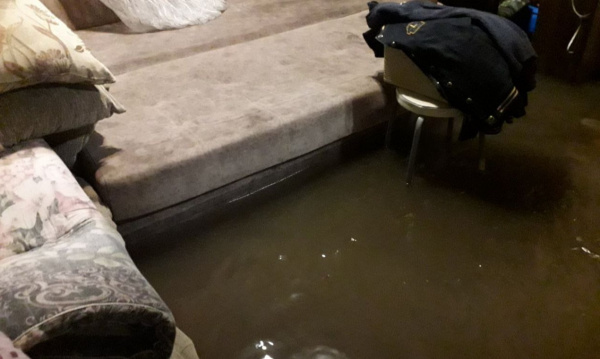 Квартиры жителей дома на улице Костромской затопило после проливного дождя