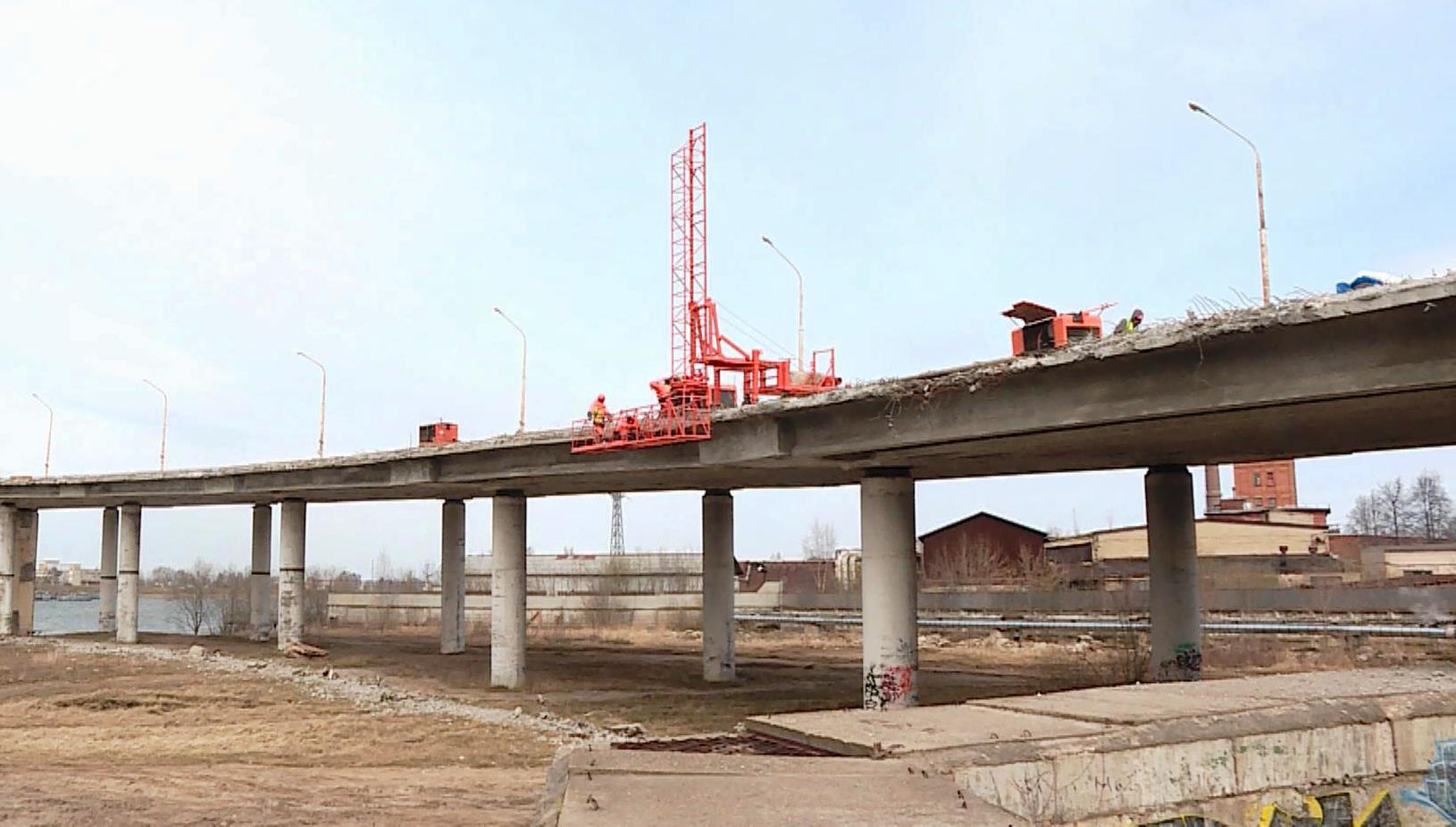 Поврежденную опору моста через реку Кострому усилили бетоном