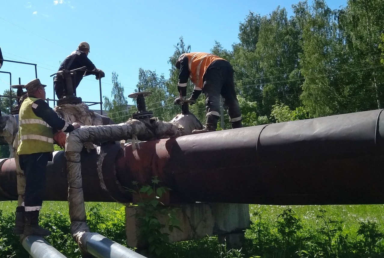 Ремонт теплотрассы. Трубопровод ГВС. Дом на теплотрассе.