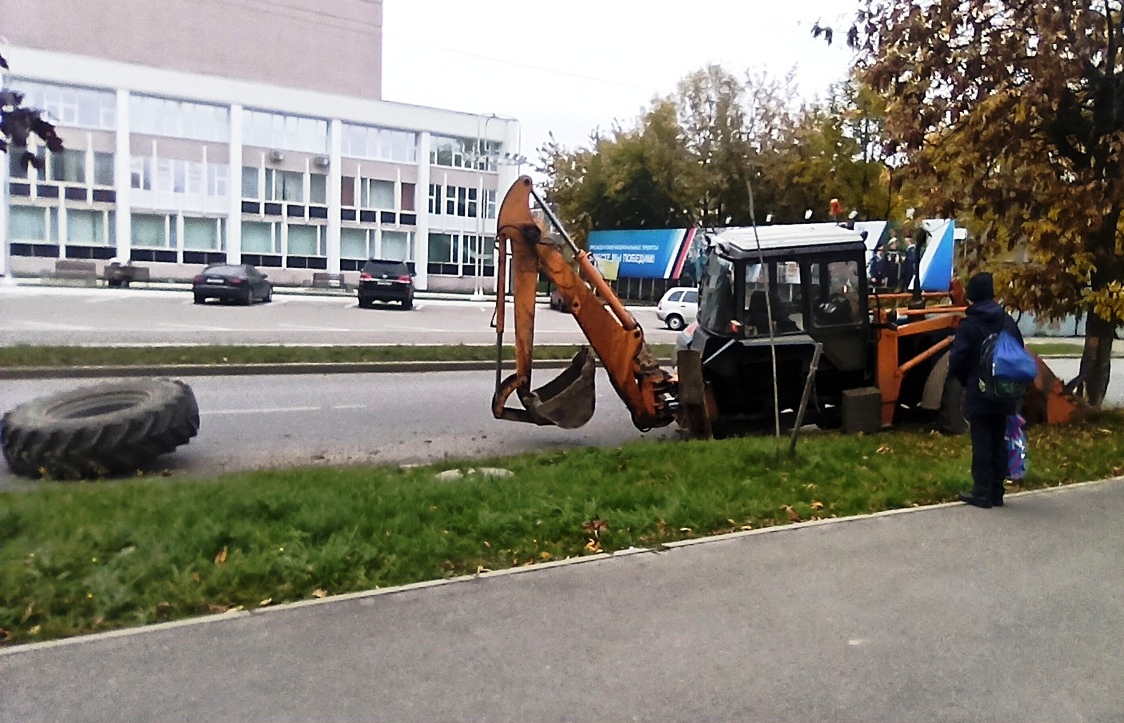 Трактор без колеса врезался в дерево в центре Костромы