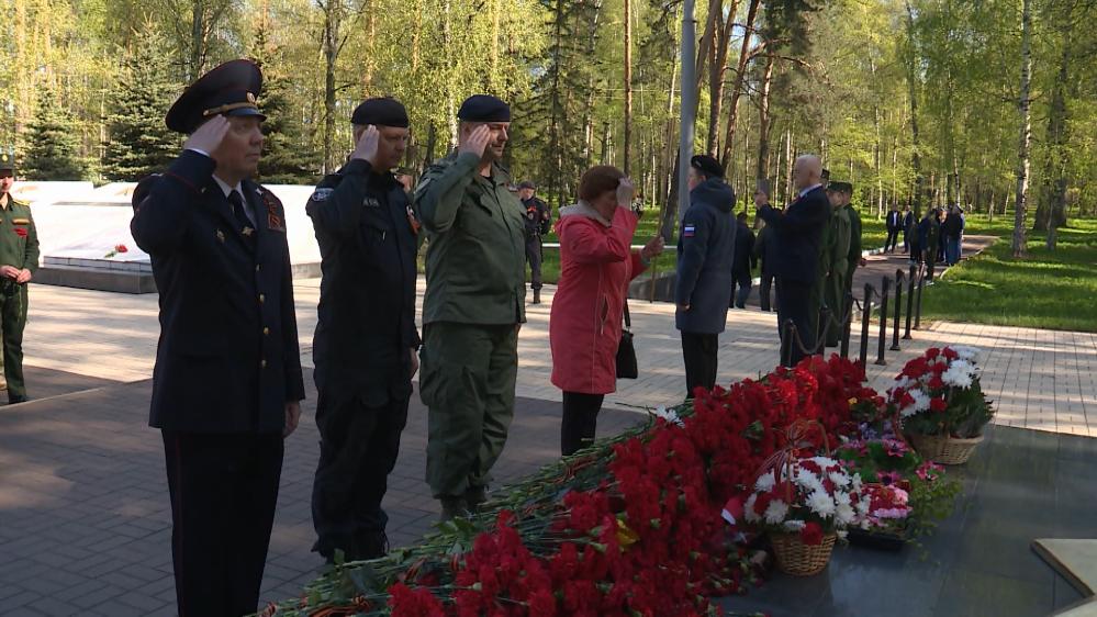 Тысячи костромичей посетили мемориал «Вечный огонь» в Костроме