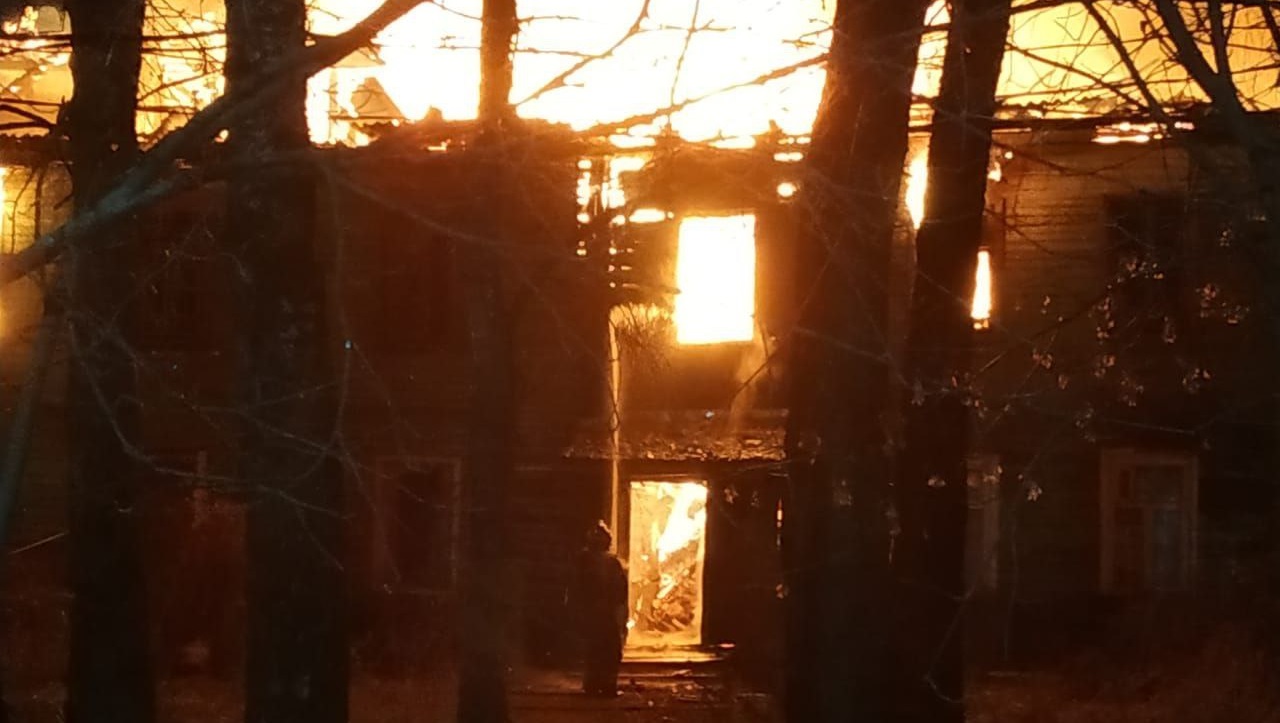 Сильнейший пожар случился ночью на главной улице Костромы