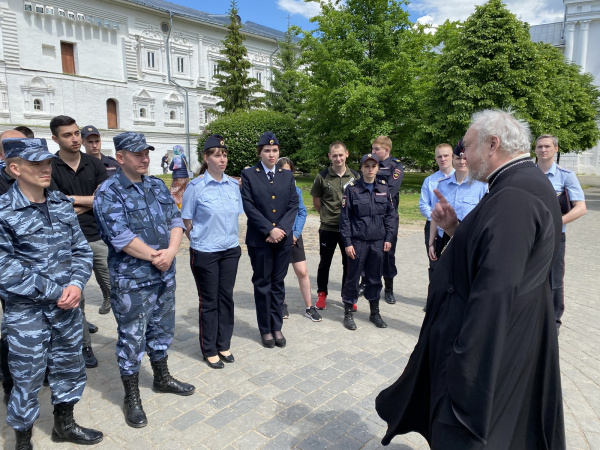 Молодых костромских полицейских познакомили с основами православия