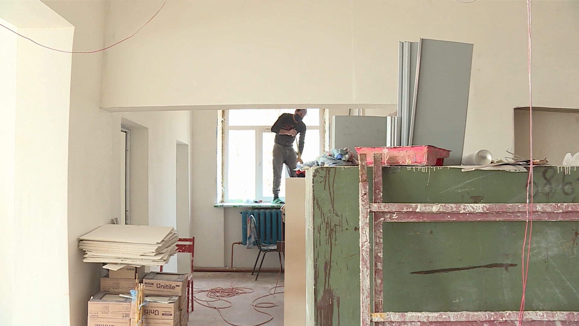 Предприниматель обновляет кабинеты в мантуровском молодёжном центре «Юность»