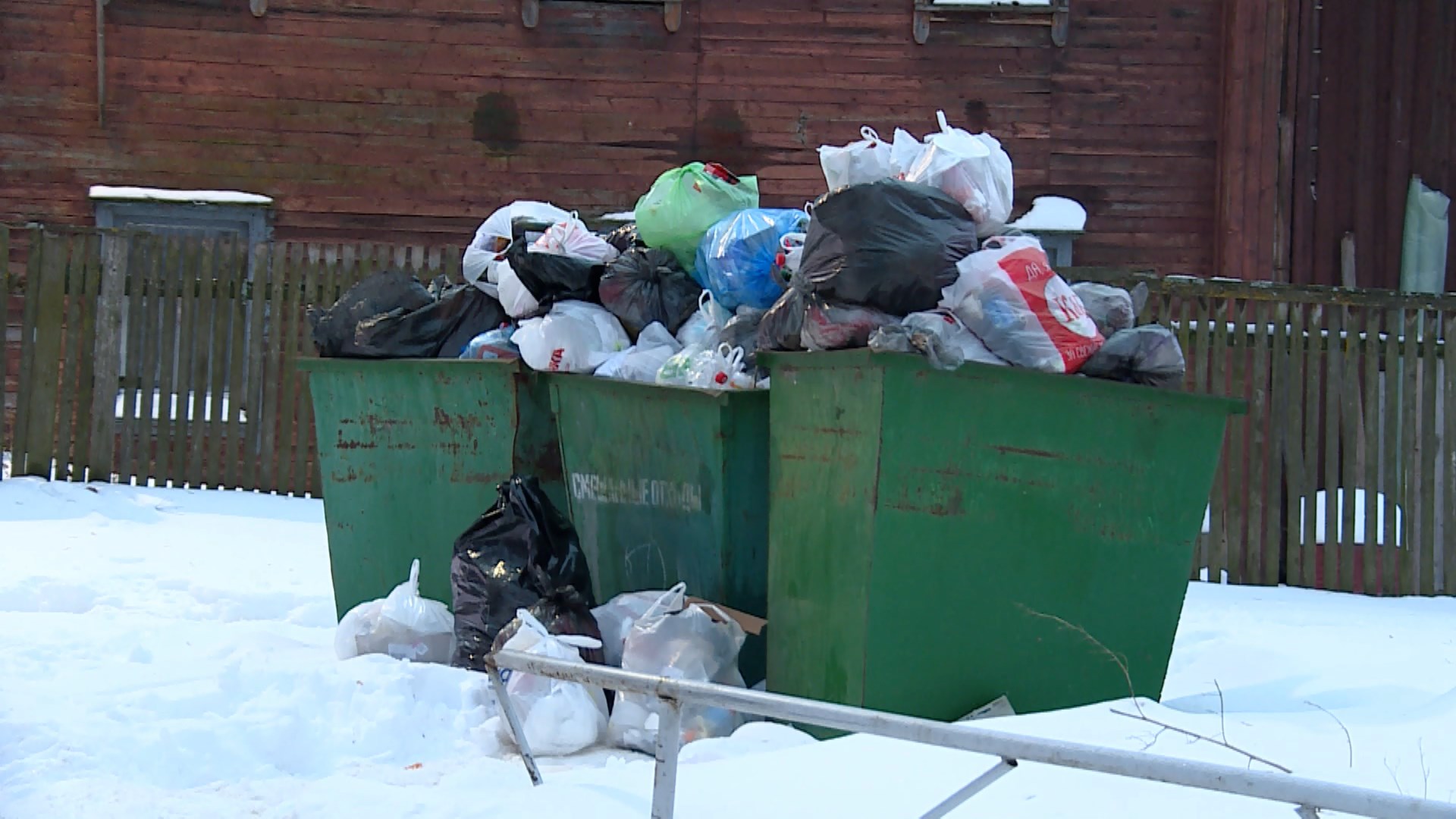Из-за нерасторопности управляющих компаний из дворов Костромы затруднен вывоз мусора