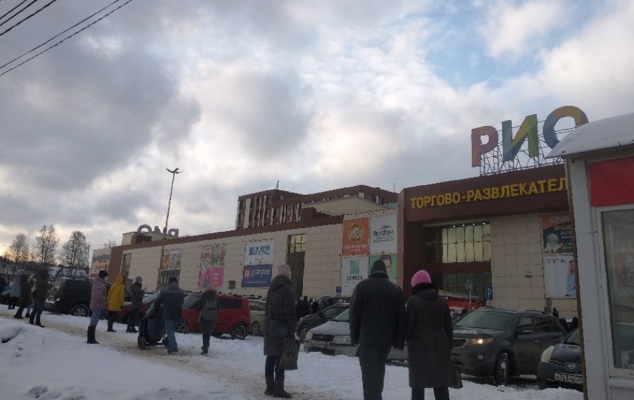 Торговый центр в Костроме оцепили из-за подозрительной сумки