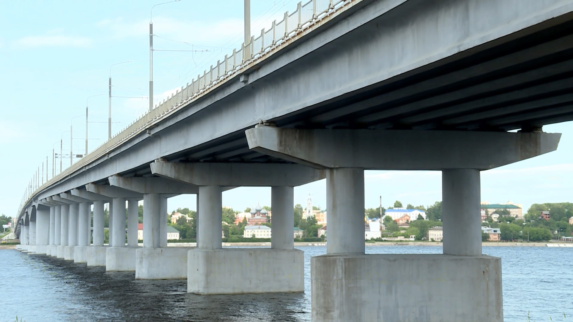 Мост через Волгу в Костроме требует свежего асфальта