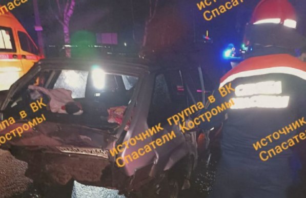Спасатели в Костромской области вызволили зажатую в автомобиле женщину