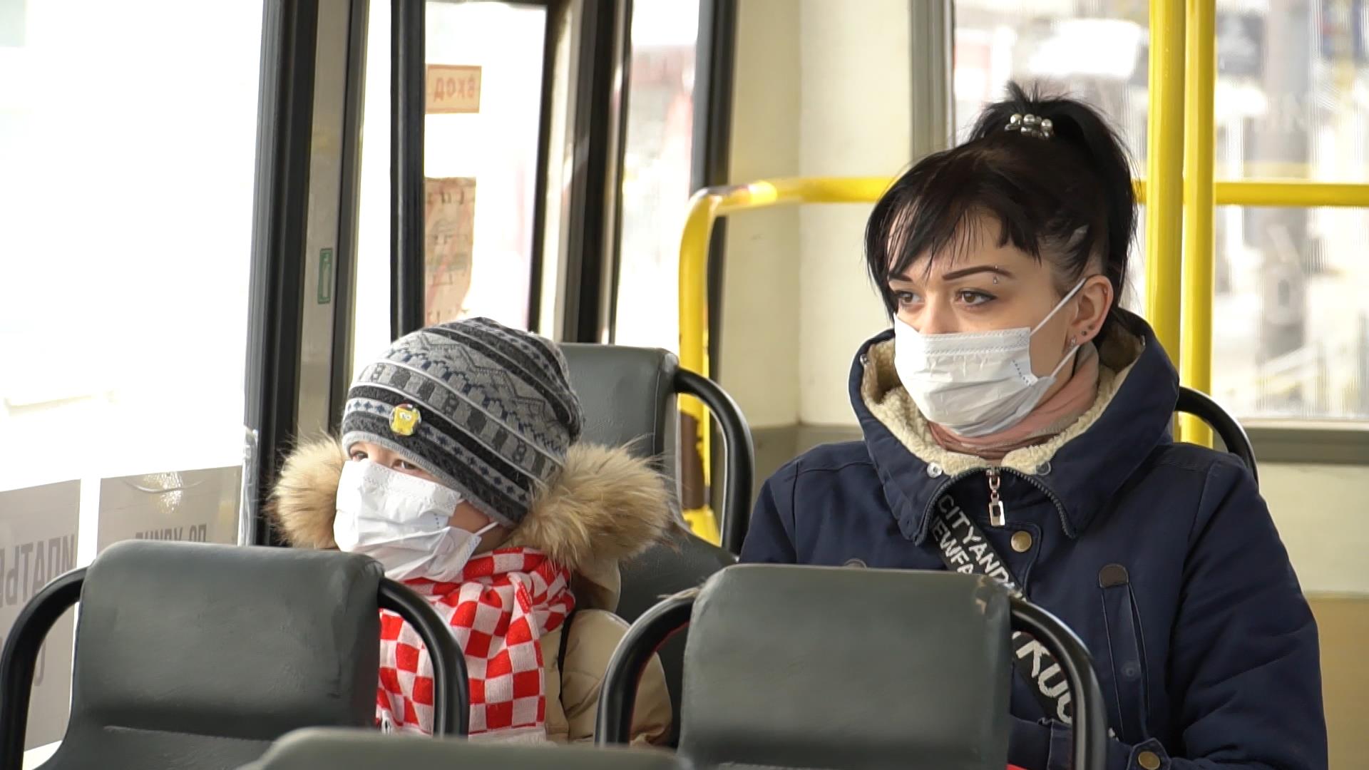 Маски общественные места. Маски в общественных местах. Люди в масках в автобусе. Маски в общественном транспорте.