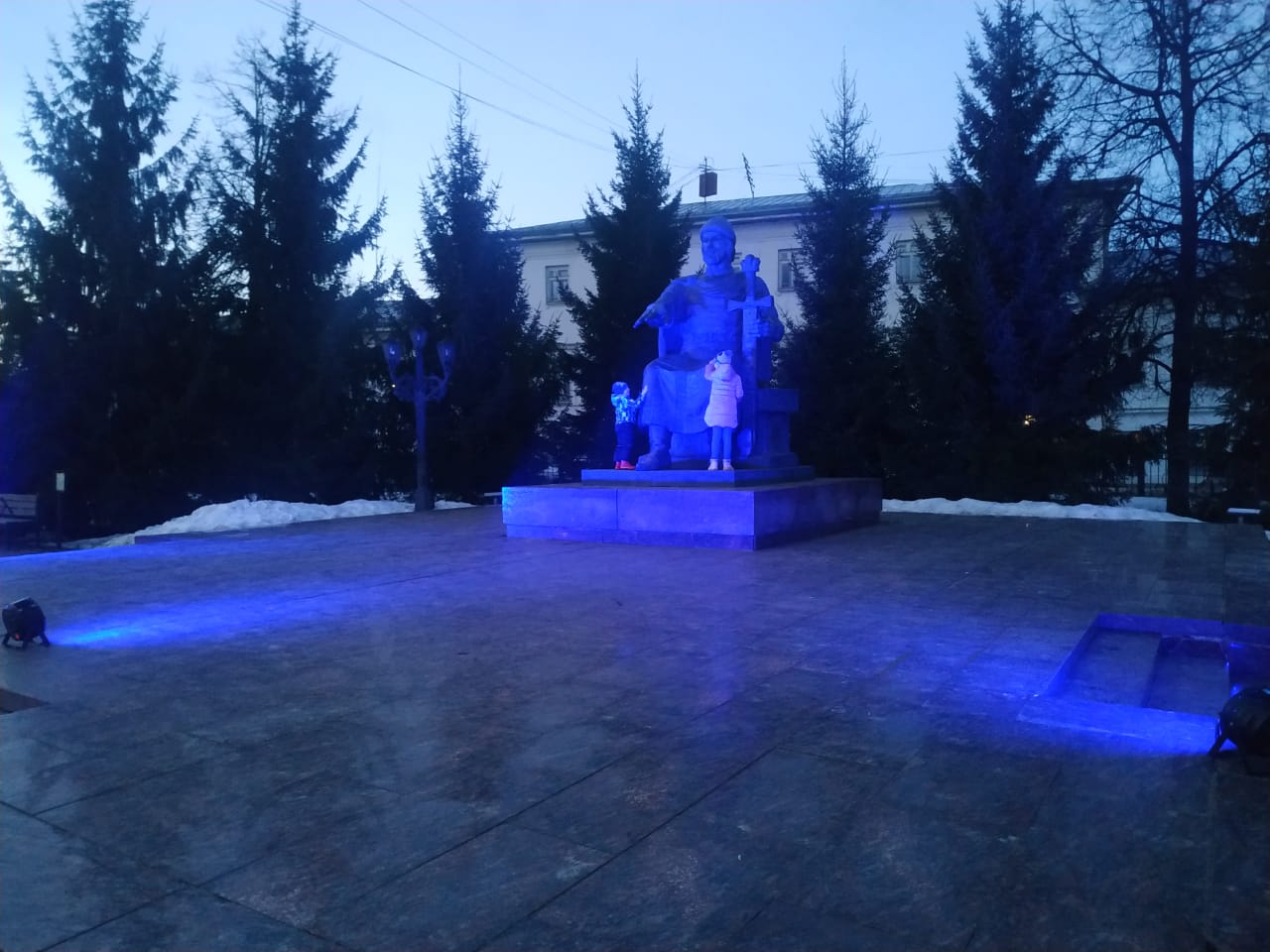 Памятник Юрию Долгорукому в Костроме на один вечер сделали синим